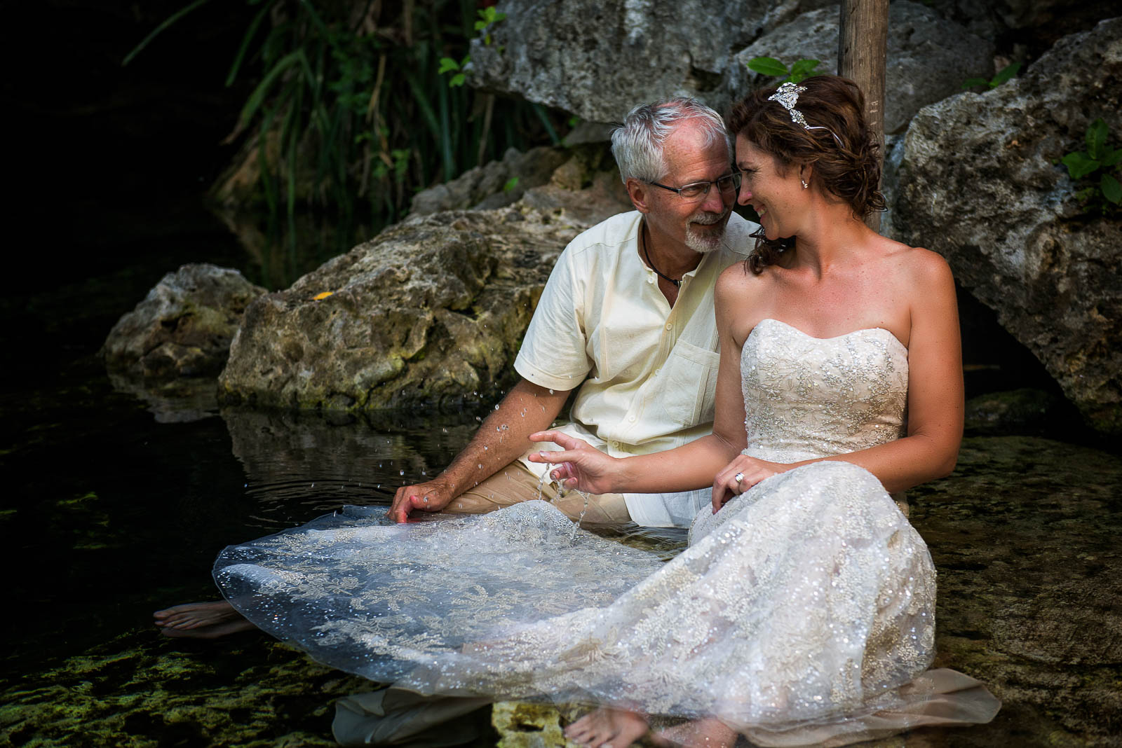 After wedding photography underwater in Mexico