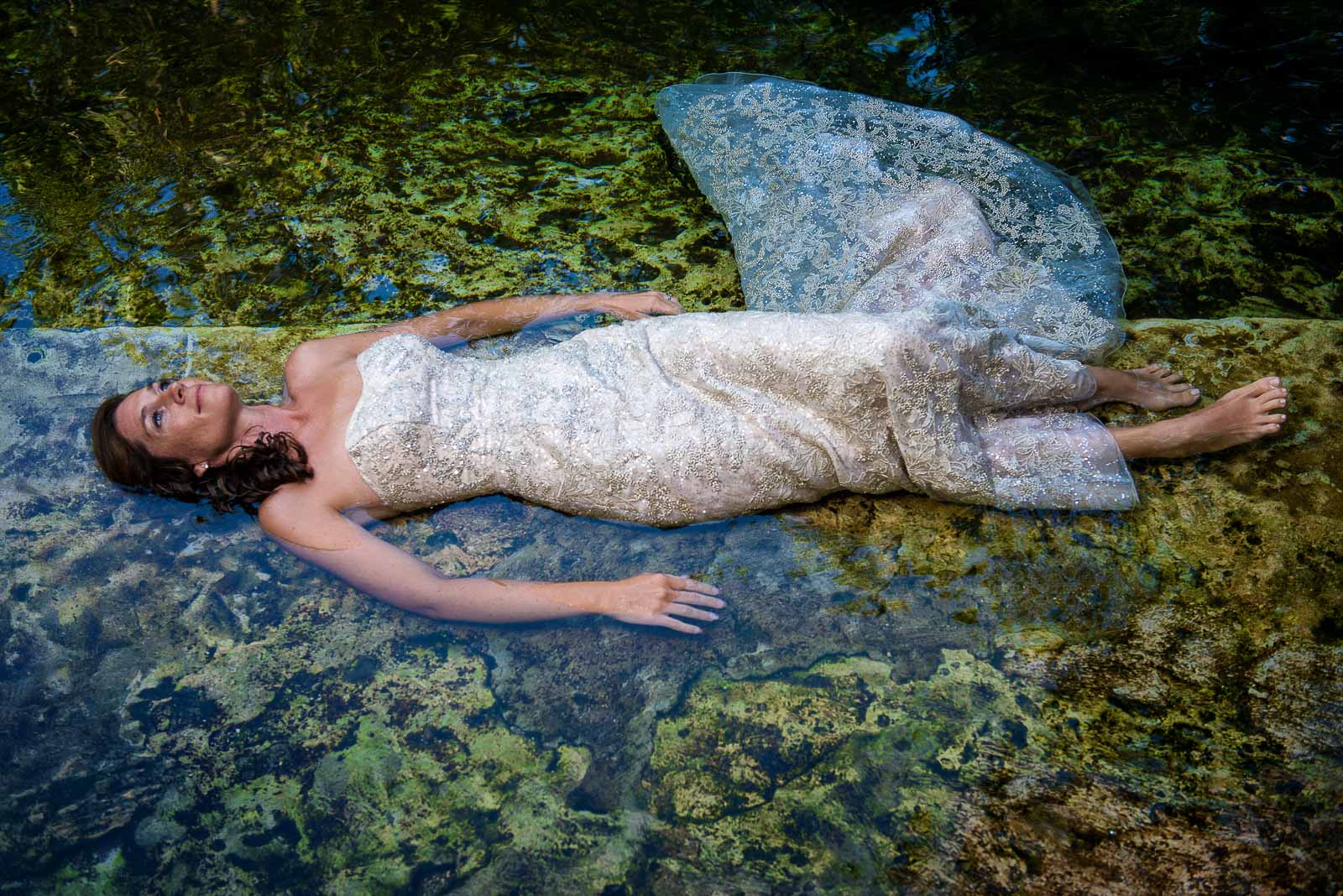 After wedding photography underwater in Mexico