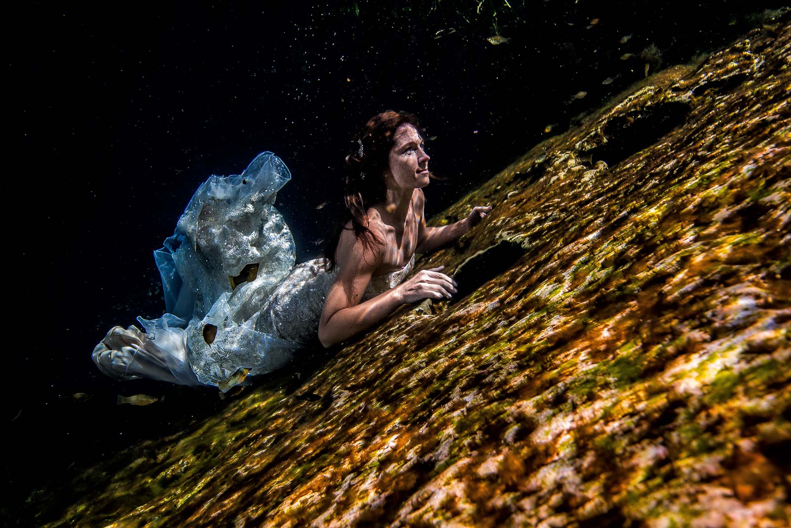 After wedding photography underwater in Mexico