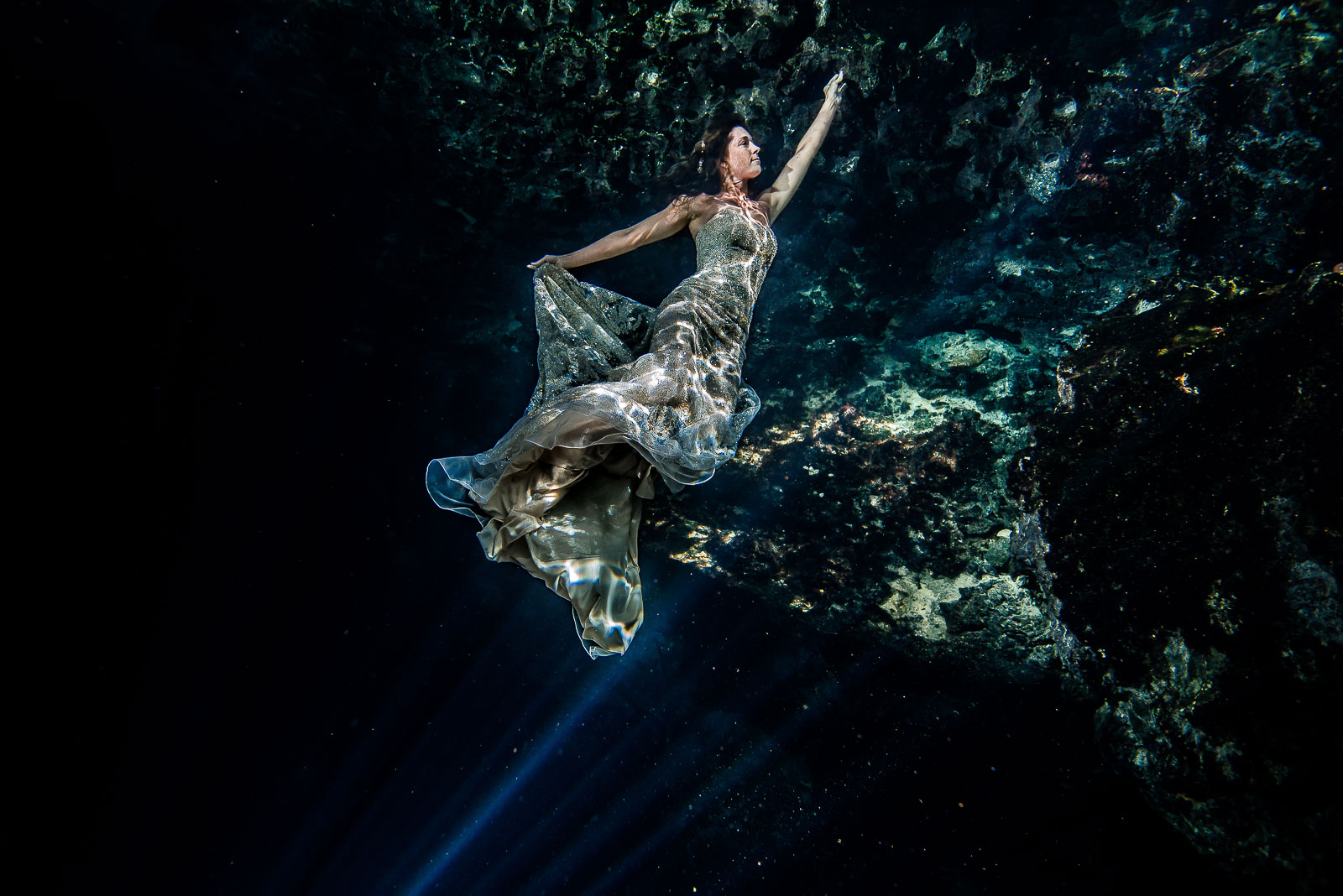 After wedding photography underwater in Mexico