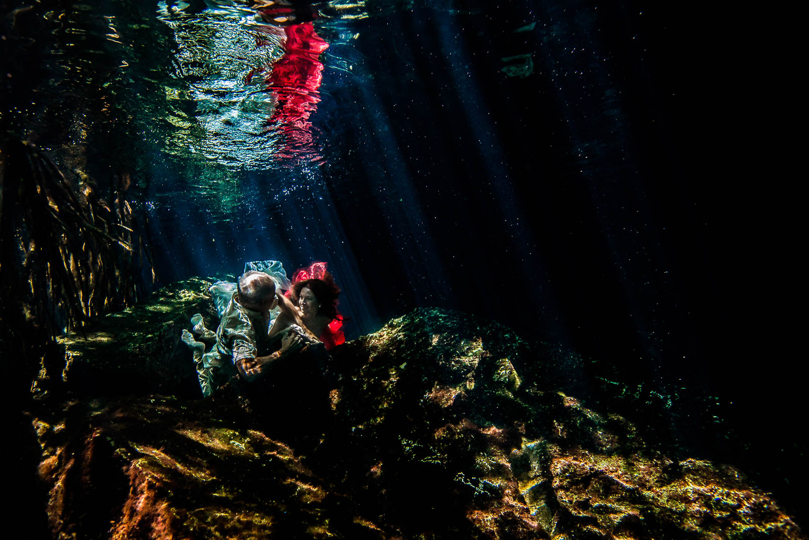 After wedding photography underwater in Mexico