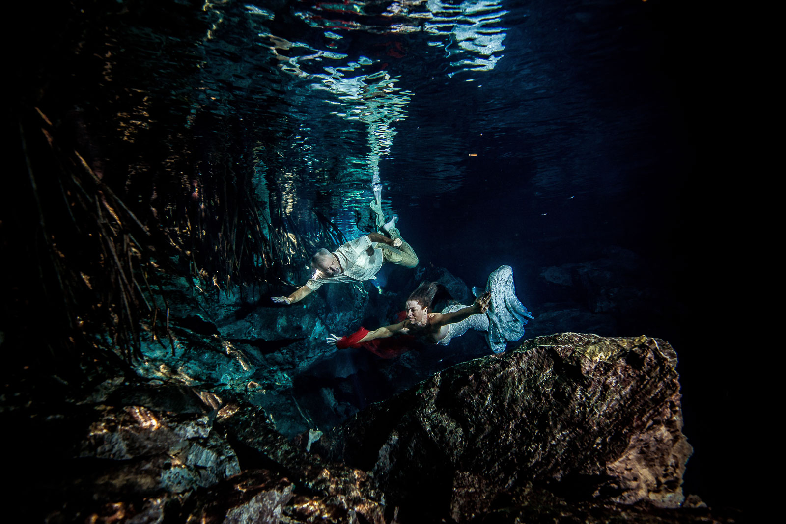 After wedding photography underwater in Mexico