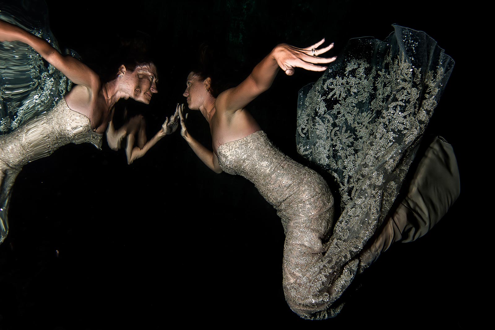 After wedding photography underwater in Mexico