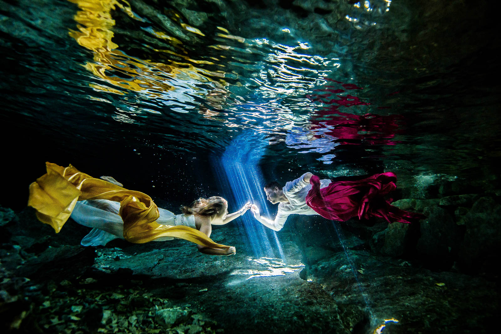 Newlyweds underwater in Mexico - Trash The Dress