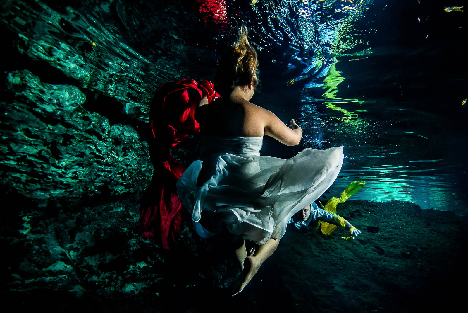 Newlyweds underwater in Mexico - Trash The Dress