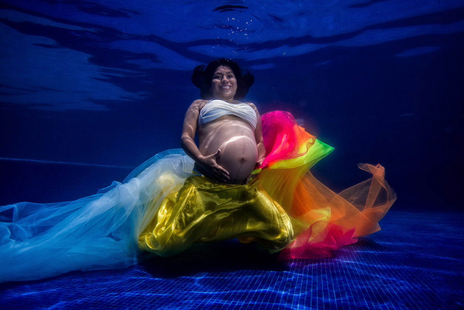 Late pregnancy underwater photos