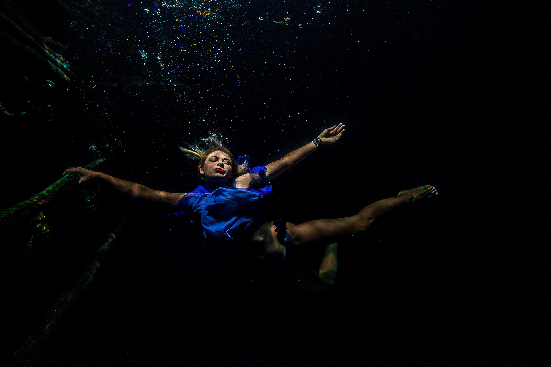 Underwater posing