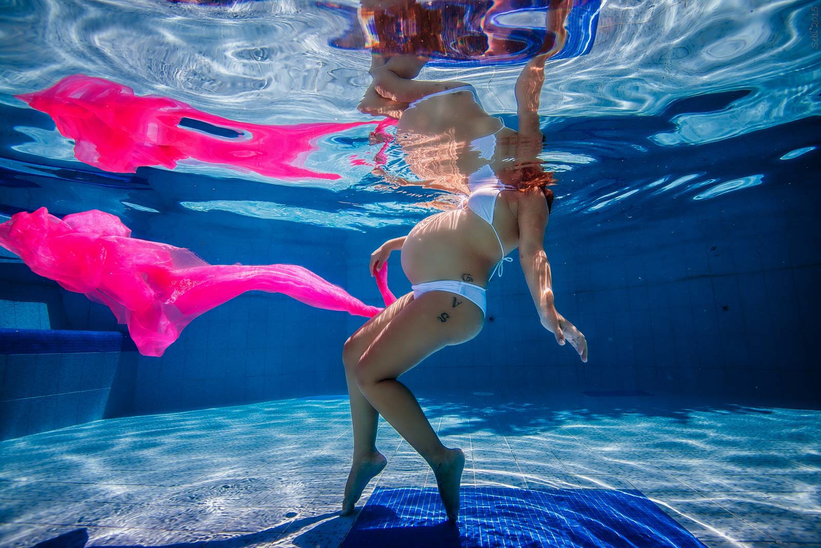 Underwater maternity photoshoot