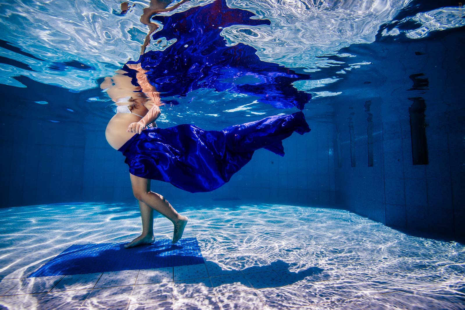 Underwater maternity photoshoot