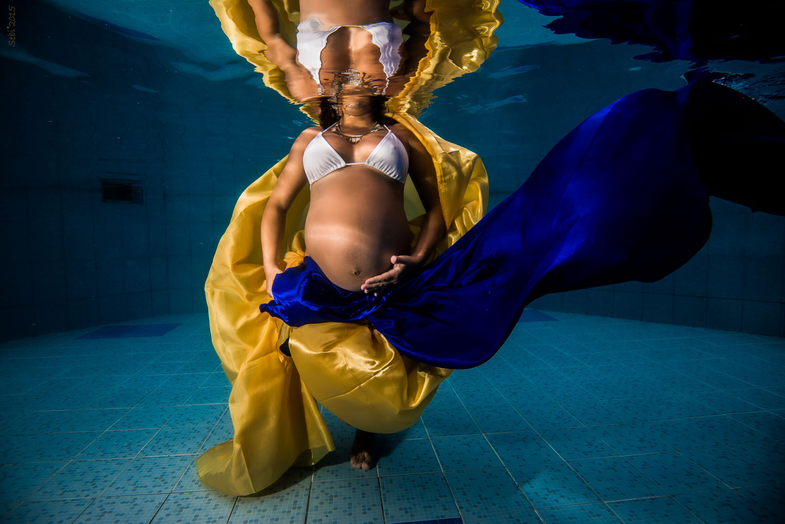 Underwater maternity photoshoot