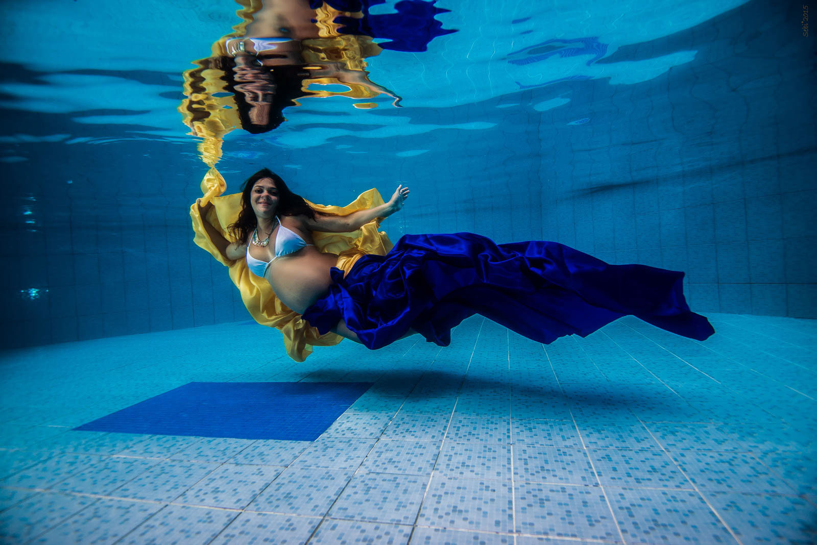 Underwater maternity photoshoot