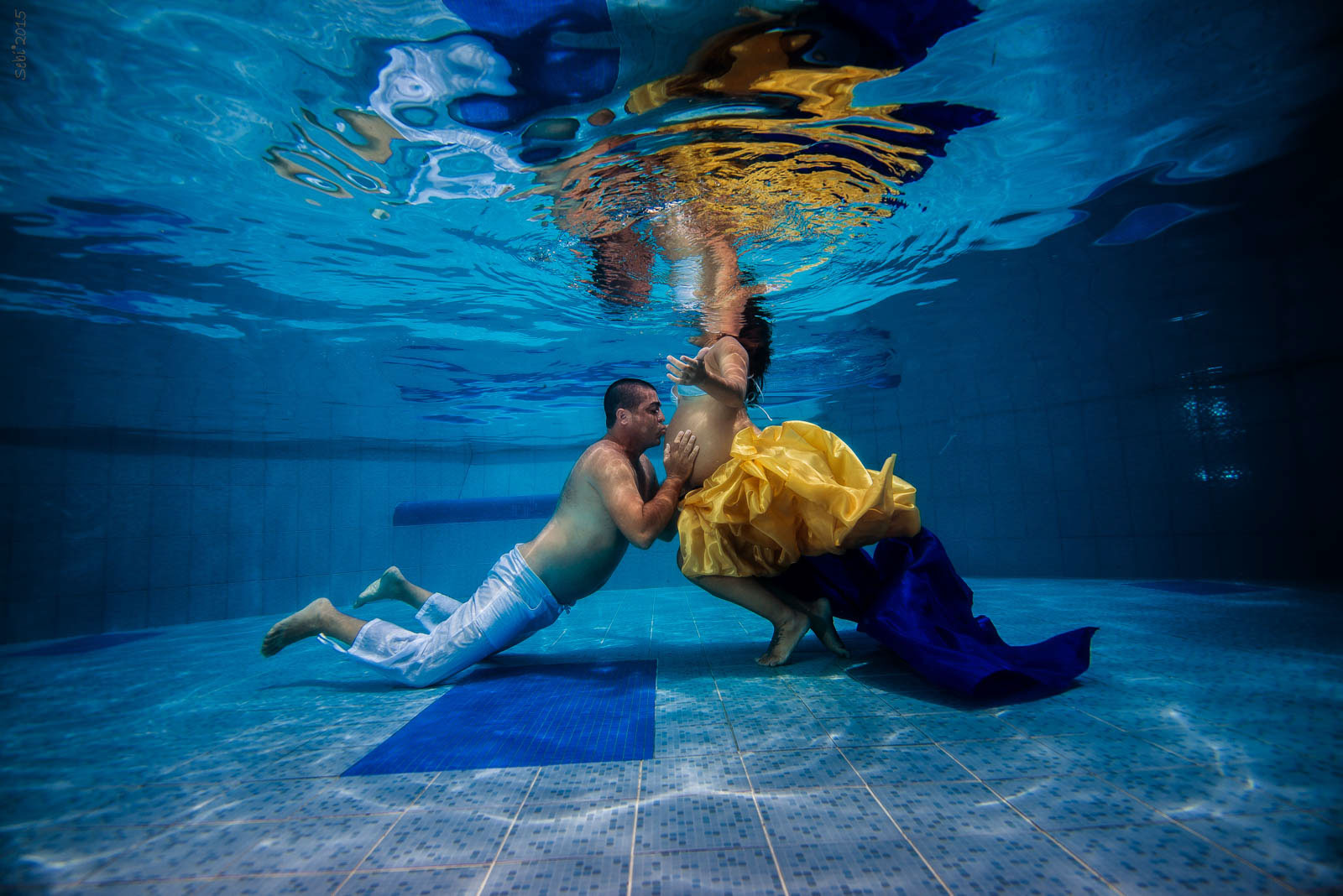 Underwater maternity photoshoot