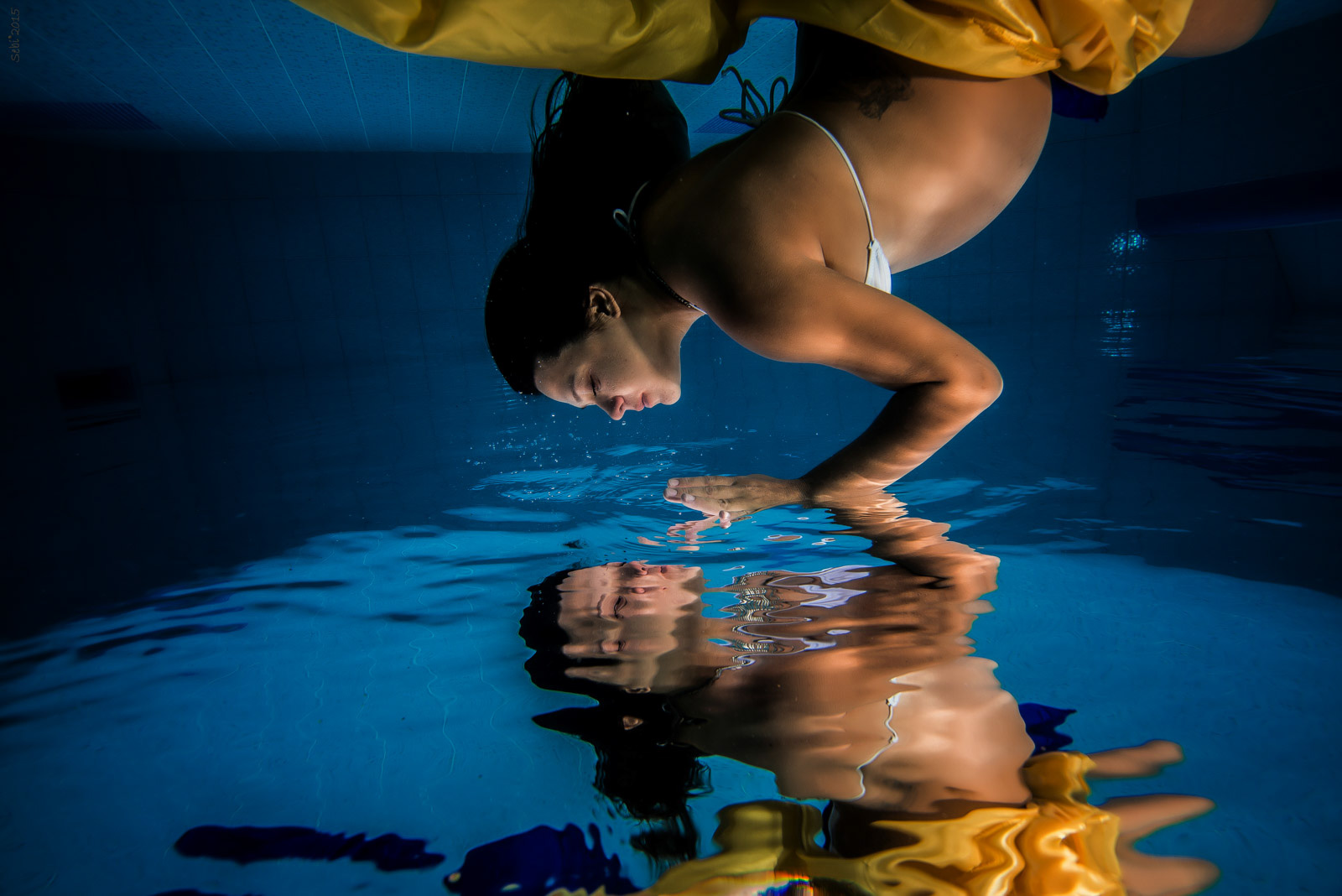 Underwater maternity photoshoot