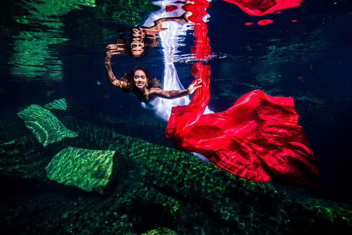 Underwater wedding pictures - Sebi Messina Photography