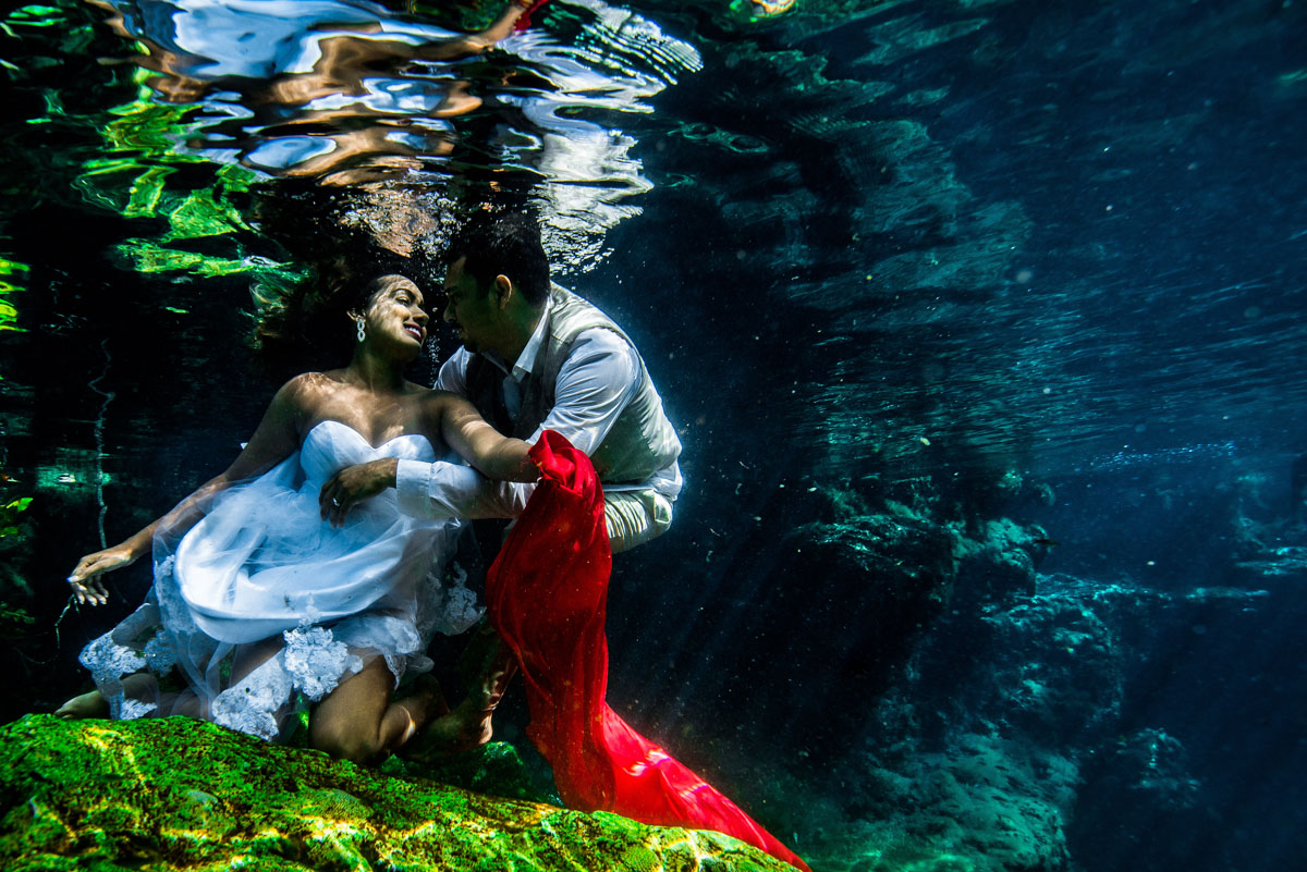 Underwater wedding pictures - Sebi Messina Photography