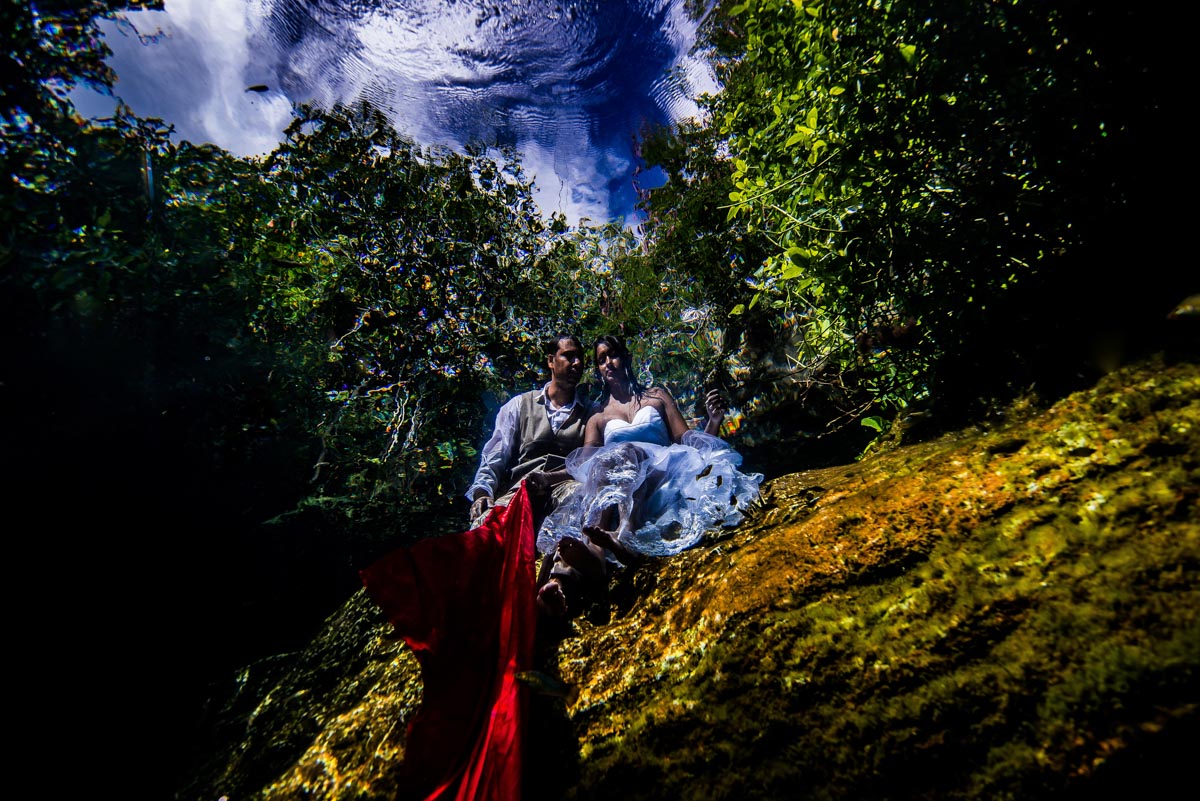 Underwater wedding pictures - Sebi Messina Photography