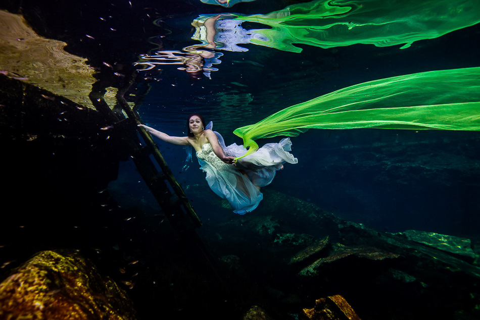 Wedding photos underwater - Sebi Messina Photorgraphy