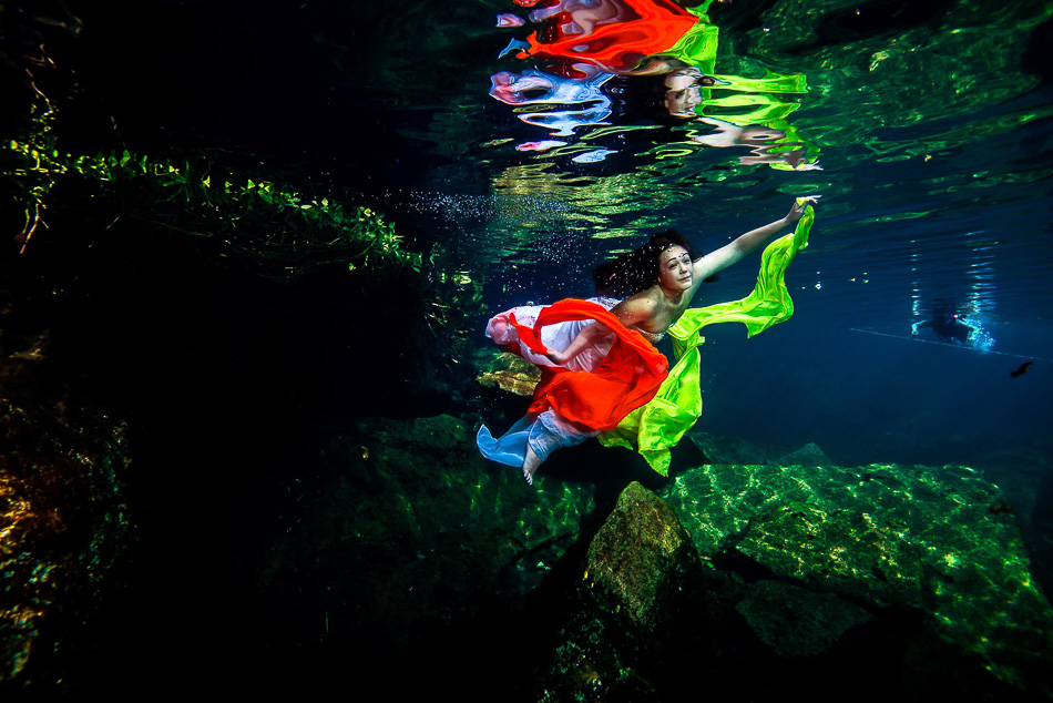 Wedding photos underwater - Sebi Messina Photorgraphy