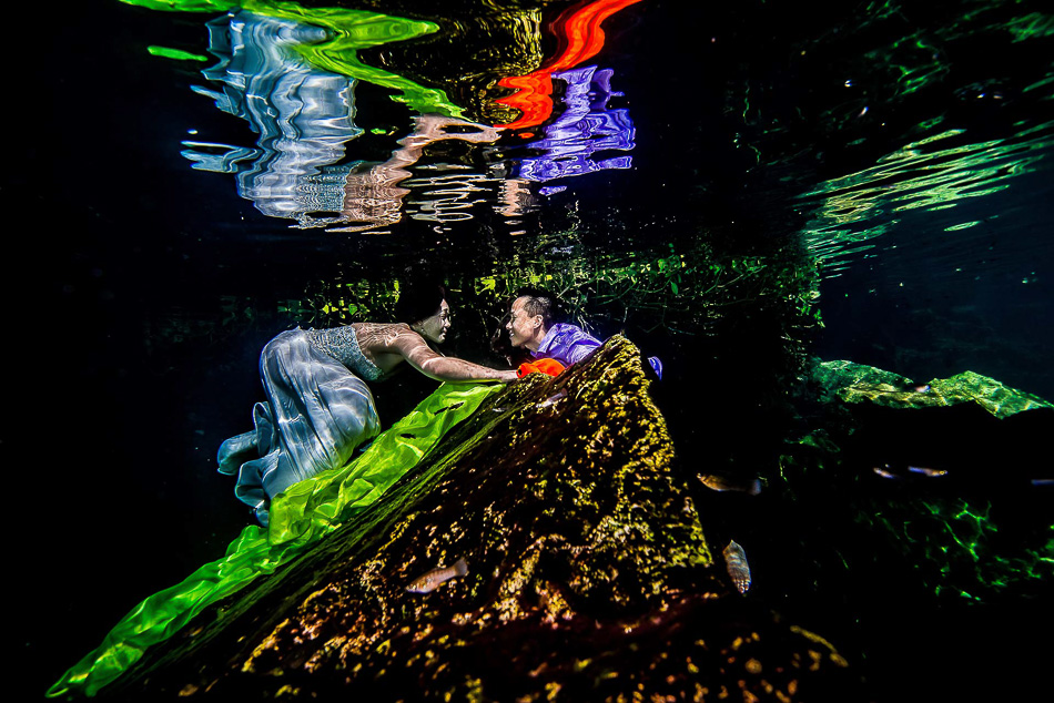 Wedding photos underwater - Sebi Messina Photorgraphy