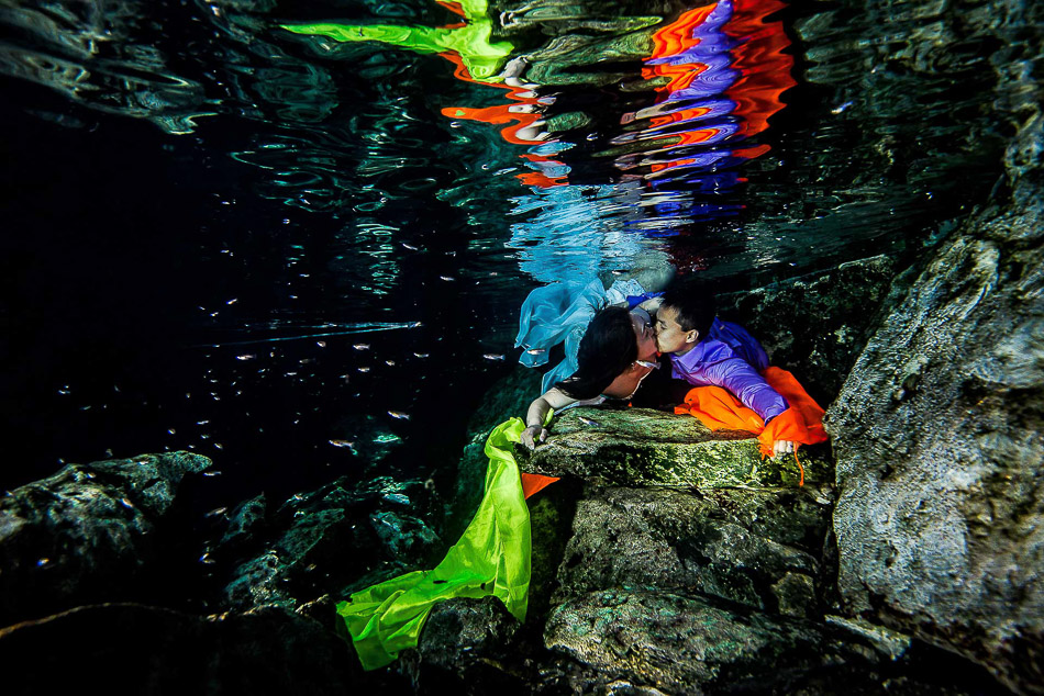 Wedding photos underwater - Sebi Messina Photorgraphy