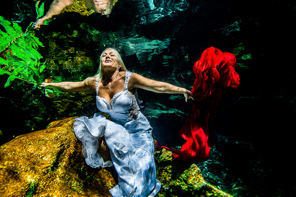 sexy bride underwater - Trash The Dress - Sebi Messina Photography