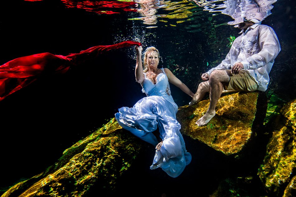 sexy bride underwater - Trash The Dress - Sebi Messina Photography