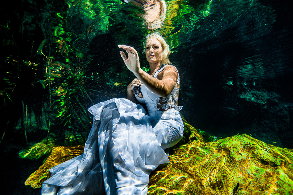 sexy bride underwater - Trash The Dress - Sebi Messina Photography