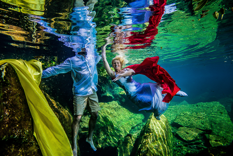 sexy bride underwater - Trash The Dress - Sebi Messina Photography