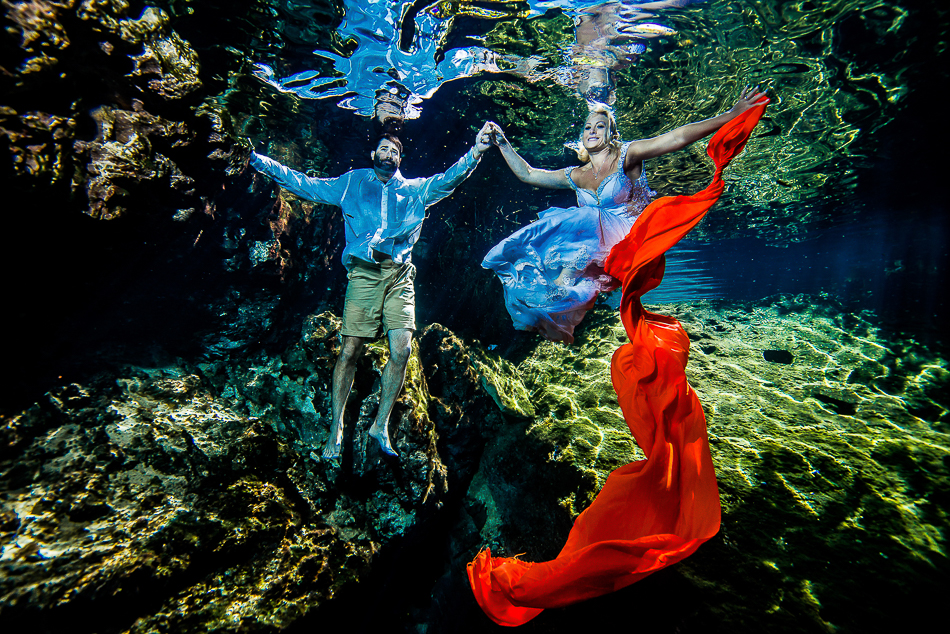 sexy bride underwater - Trash The Dress - Sebi Messina Photography