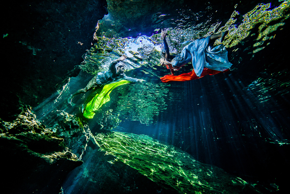 sexy bride underwater - Trash The Dress - Sebi Messina Photography