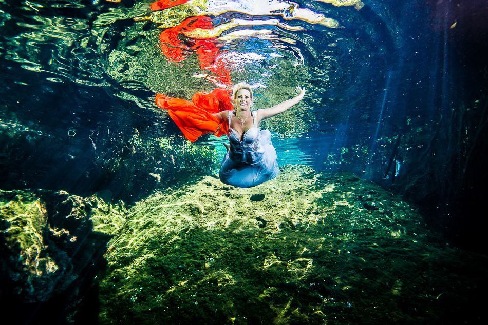 sexy bride underwater - Trash The Dress - Sebi Messina Photography