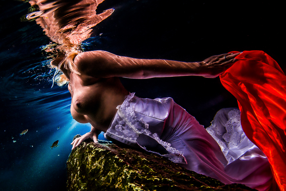 sexy bride underwater - Trash The Dress - Sebi Messina Photography