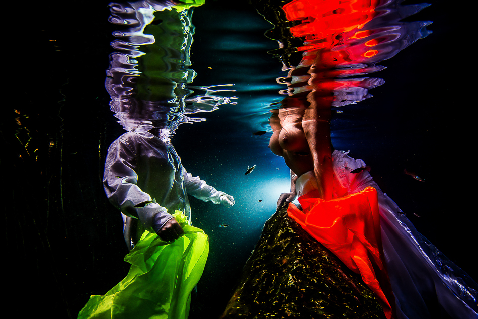 sexy bride underwater - Trash The Dress - Sebi Messina Photography