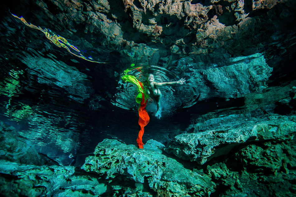 sexy bride underwater - Trash The Dress - Sebi Messina Photography