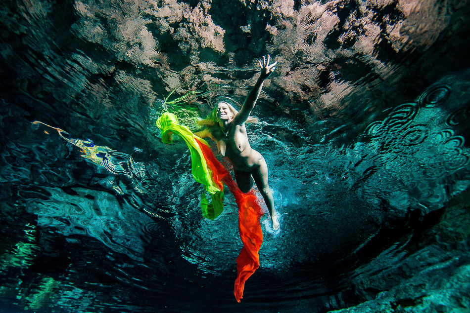 sexy bride underwater - Trash The Dress - Sebi Messina Photography