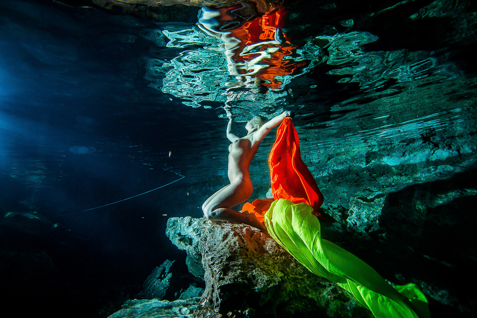 sexy bride underwater - Trash The Dress - Sebi Messina Photography