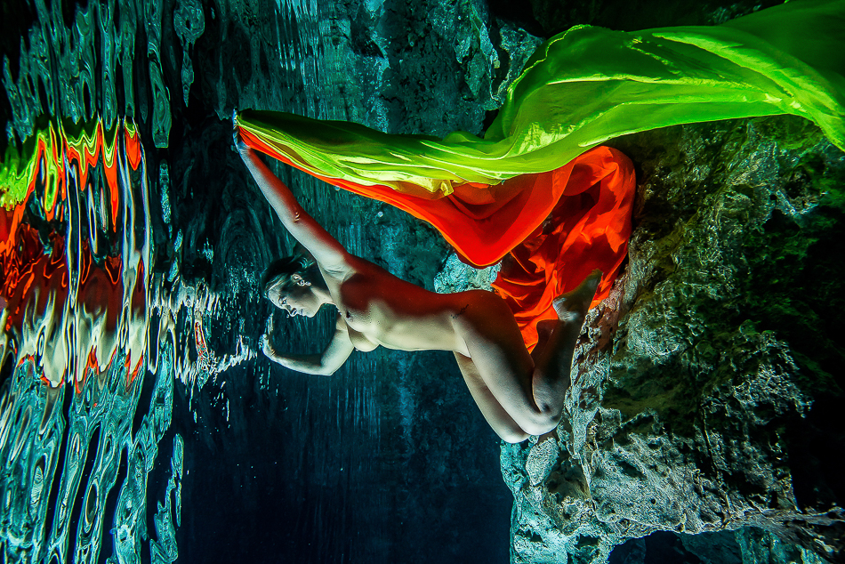 sexy bride underwater - Trash The Dress - Sebi Messina Photography