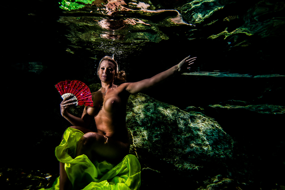 sexy bride underwater - Trash The Dress - Sebi Messina Photography