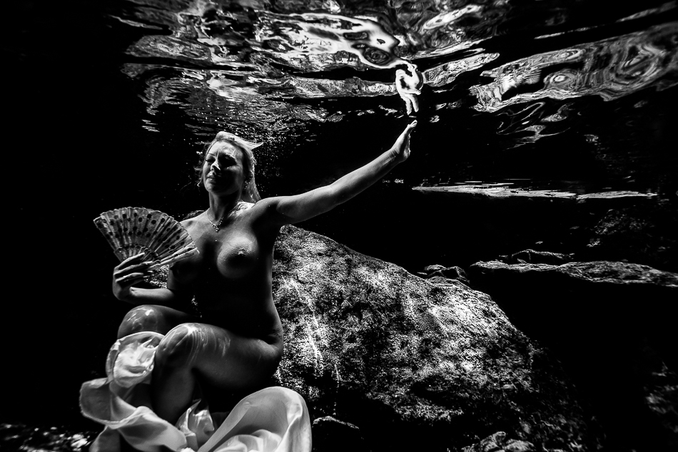 sexy bride underwater - Trash The Dress - Sebi Messina Photography